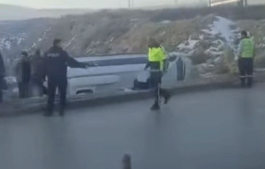 Gaziantep'te kontrolden çıkan işçi servisi şarampole devrildi! Çok sayıda yaralı var - Resim : 1