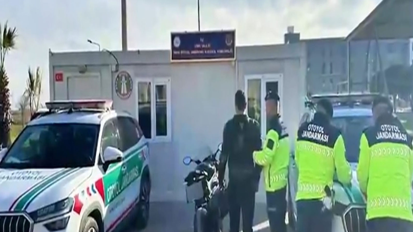 Bakan Yerlikaya: Otoyolda aşırı hız yapan motosiklet sürücüsü yakalandı