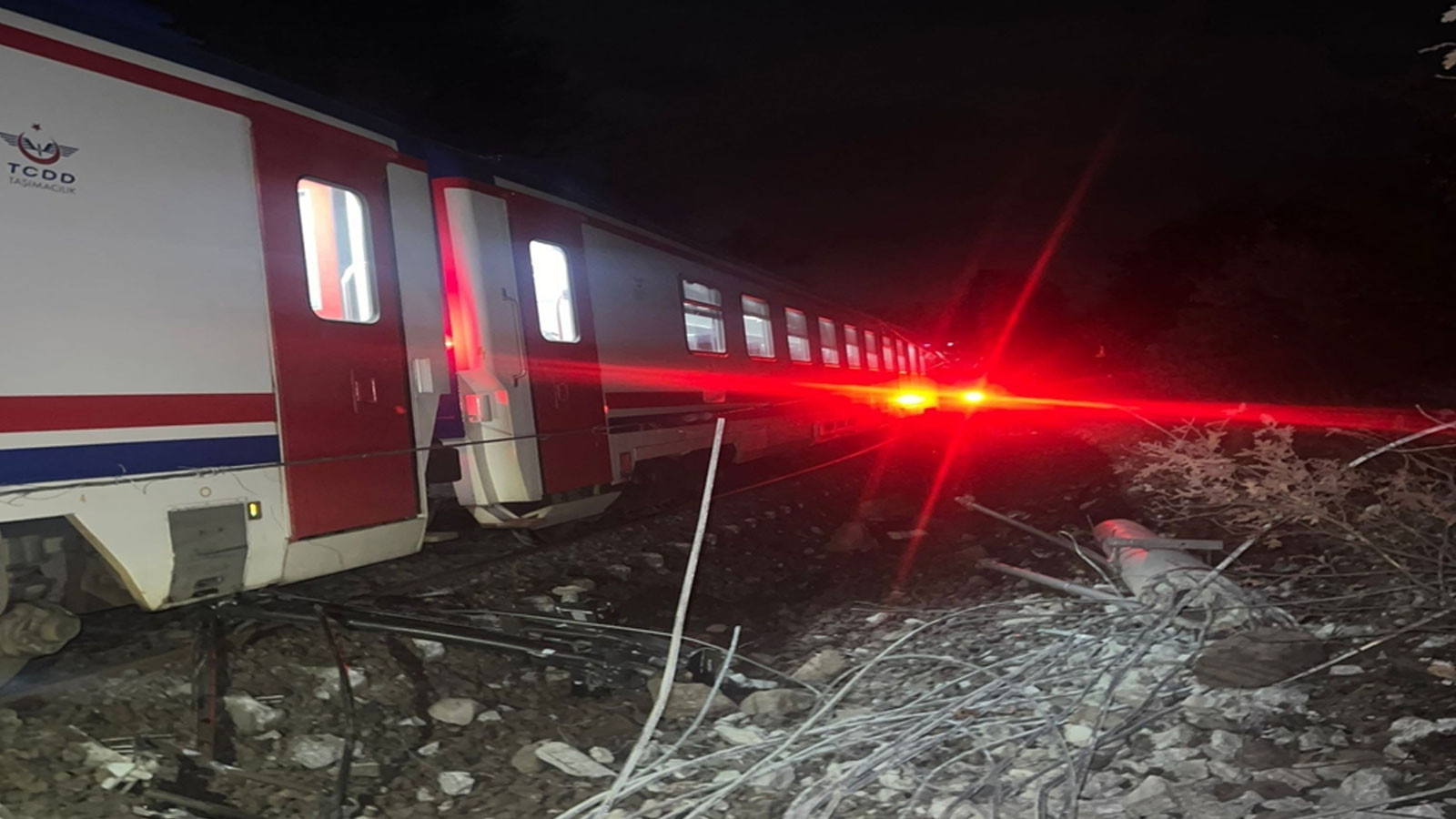 Balıkesir’de toprak kayması: Yolcu treni raydan çıktı