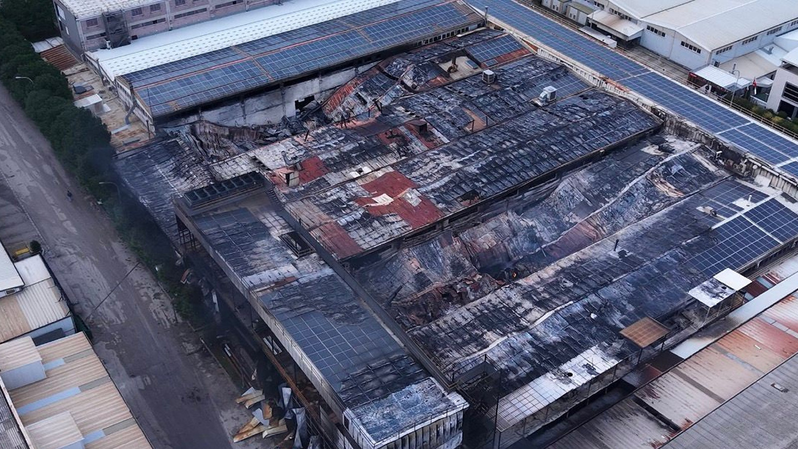 Bursa'da fabrika yangını: 12 itfaiyeci hastaneye kaldırıldı