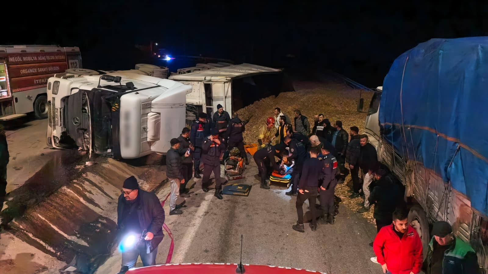 Bursa'da talaş yüklü TIR devrildi: 1 ölü