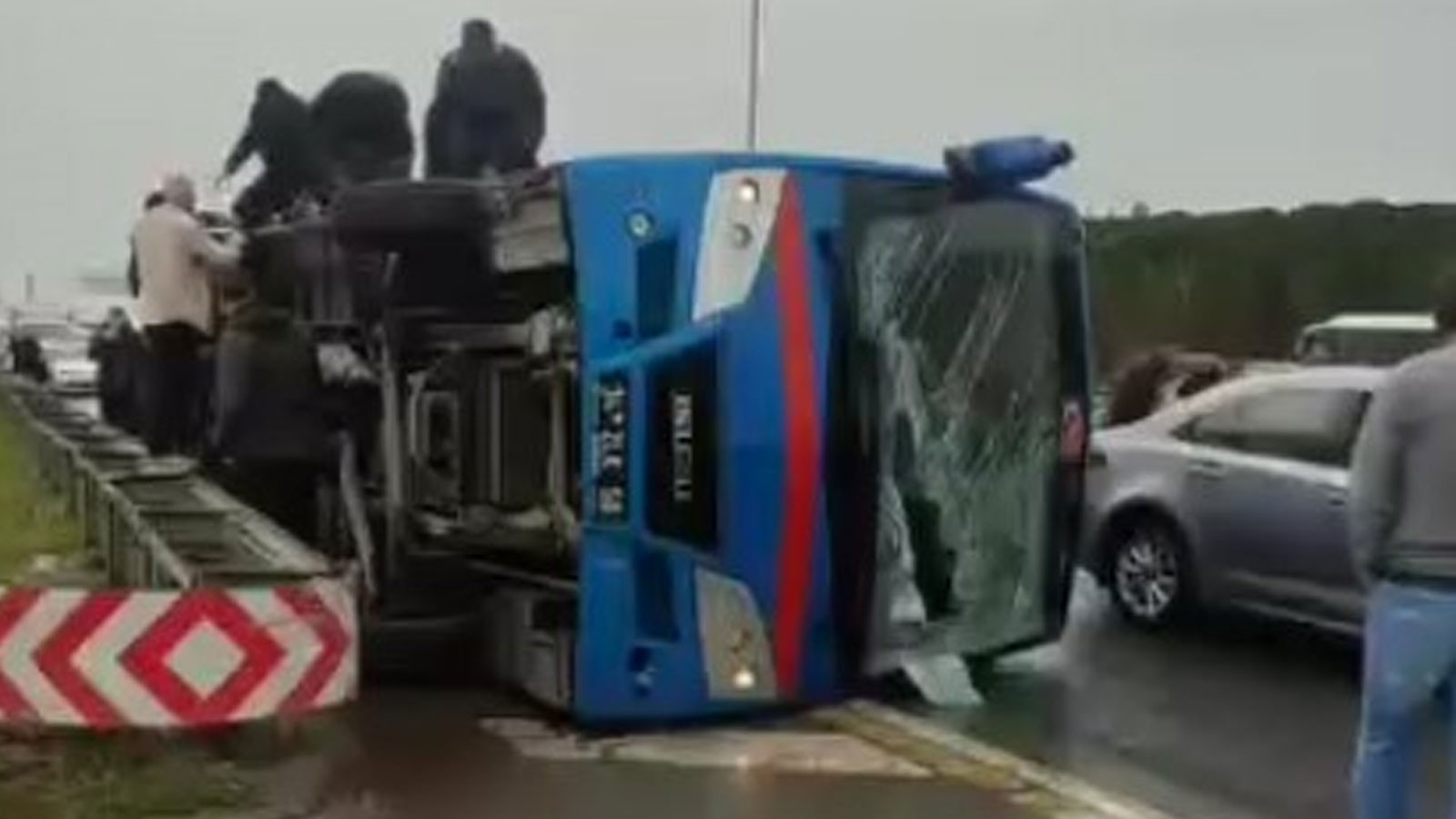Cezaevi nakil aracı devrildi: Çok sayıda yaralı var