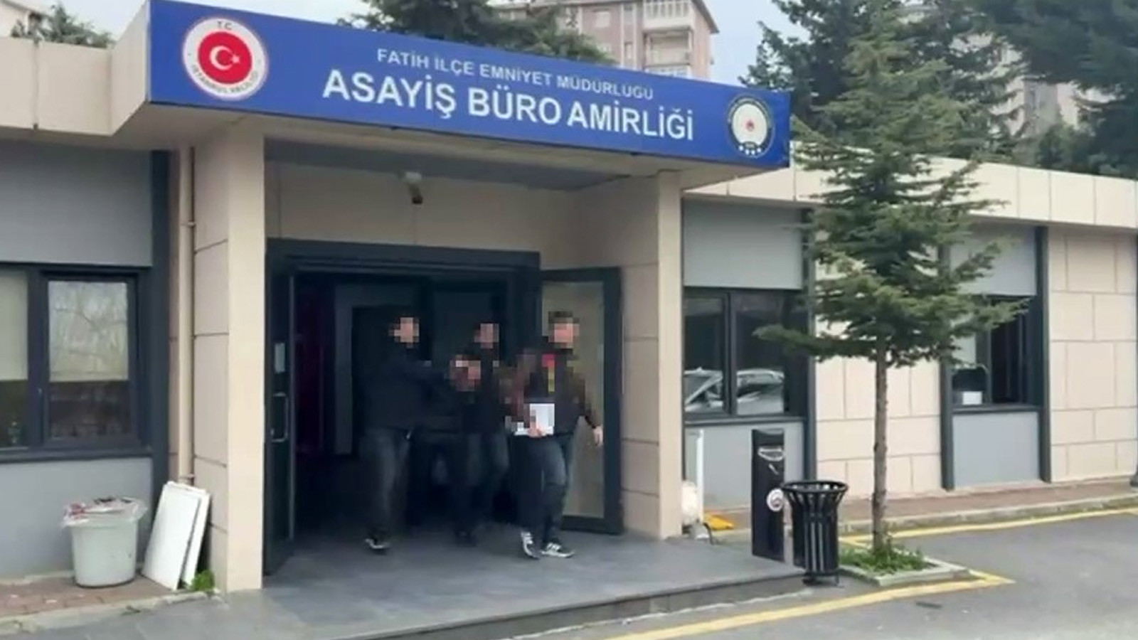 Fatih'te dehşet anları: Tartıştığı kişiyi silahla vurup başında bekledi
