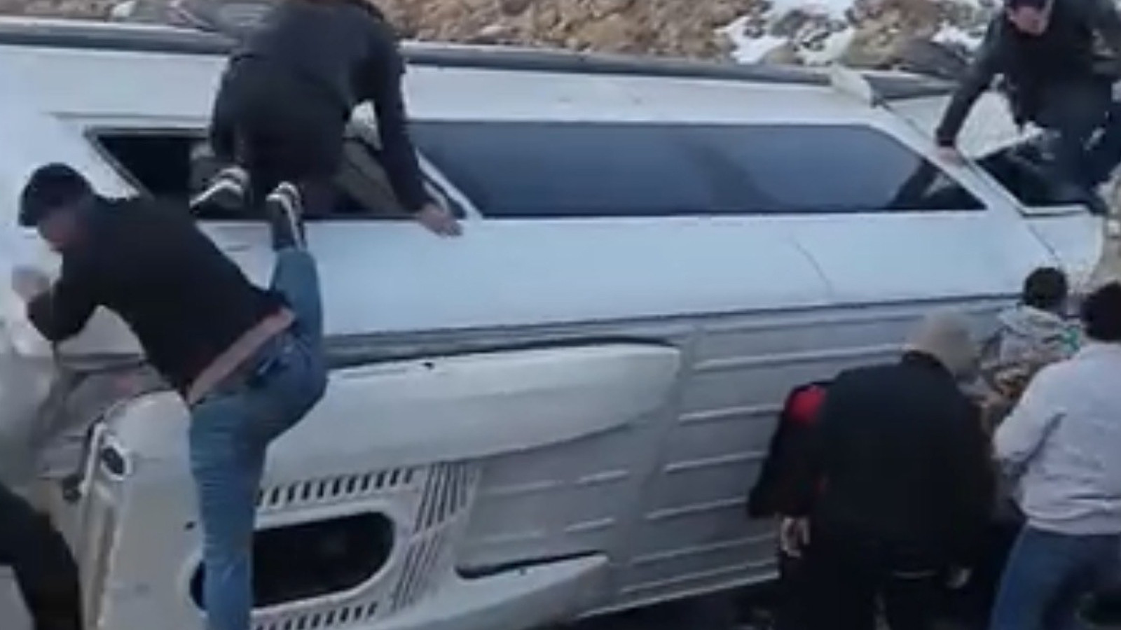 Gaziantep'te kontrolden çıkan işçi servisi şarampole devrildi! Çok sayıda yaralı var