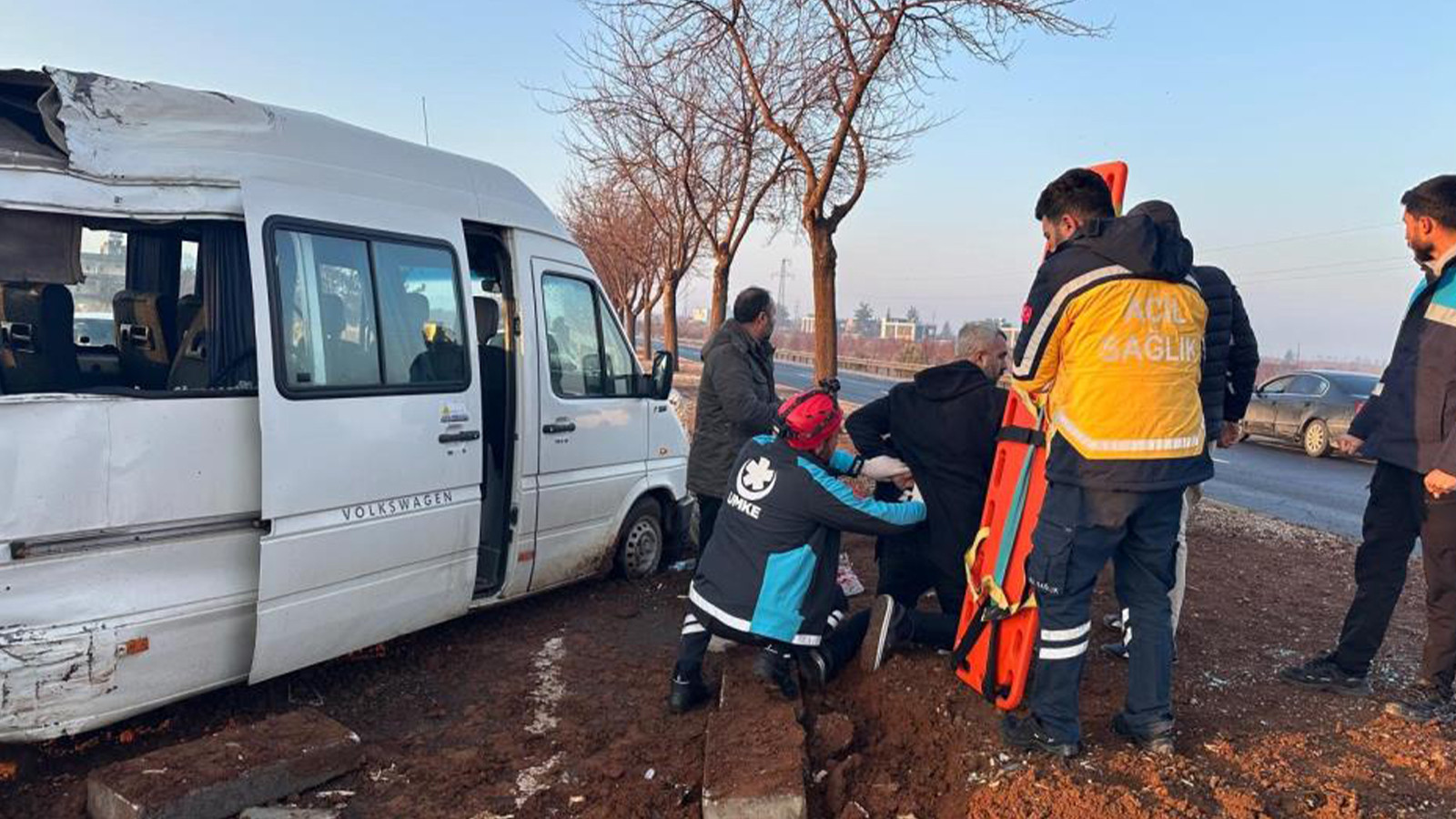 Gizli buzlanma kazaya yol açtı: Ağaca çarpan servisteki 7 kişi yaralandı