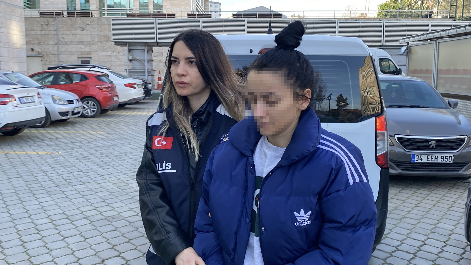 İki kadın, 17 yaşındaki çocuğu elektrik süpürgesinin demiriyle darbedip telefonunu çaldı