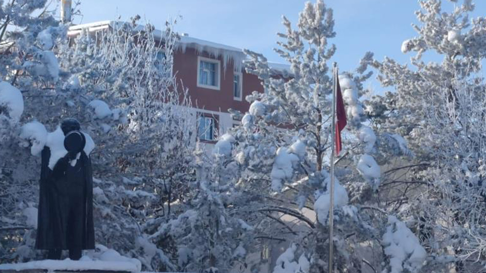 İlçe tamamen buz tuttu; termometreler eksi 33 dereceyi gösterdi