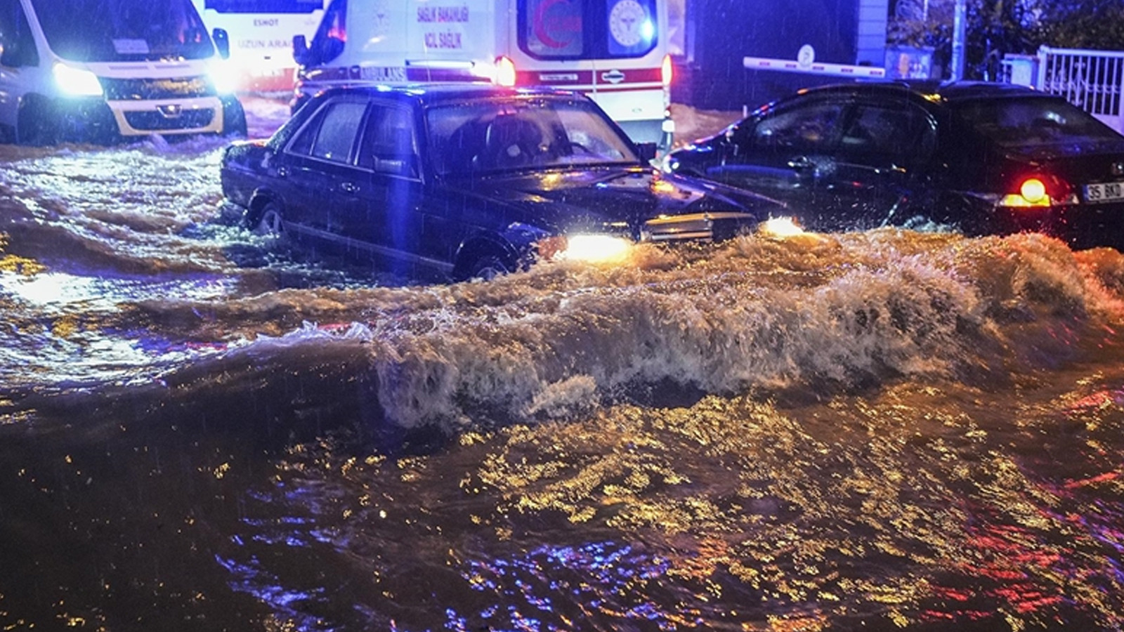 İzmir’de fırtına ve sağanak felaketi