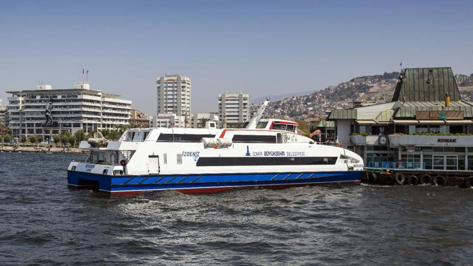 İzmir'de olumsuz hava koşulları nedeniyle vapur seferleri iptal edildi