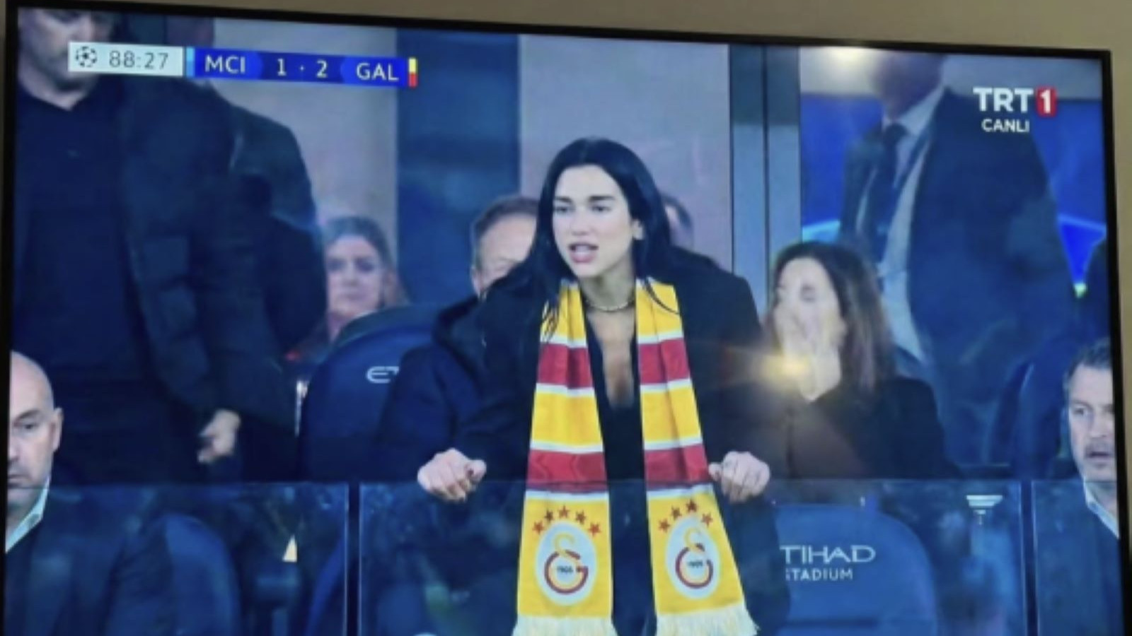 Ünlü oyuncu Çağlar Ertuğrul'un 'Galatasaray atkılı Dua Lipa' paylaşımı gündem yarattı