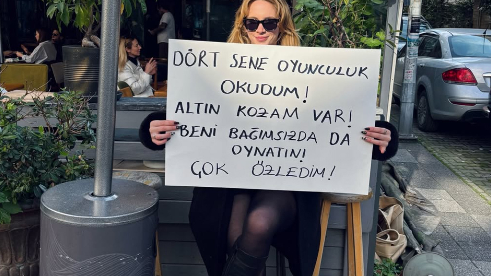 Ünlü oyuncu iş bulmak için sokağa çıkıp pankart açtı