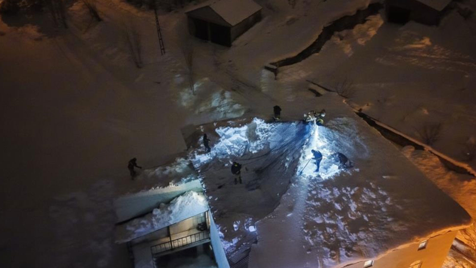 Yüksekova'da kar faciası: Cami çatısı çöktü, imamın anonsuyla köylüler seferber oldu