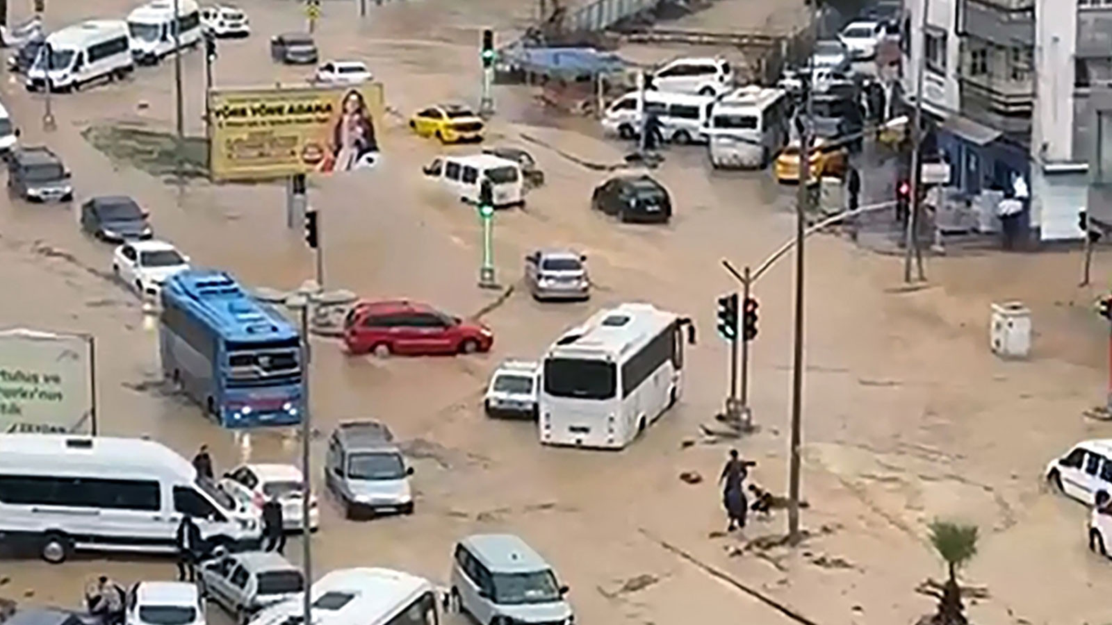 Adana'da sağanak yağış sonrası su basan evlerde mahsur kalanlar kurtarıldı