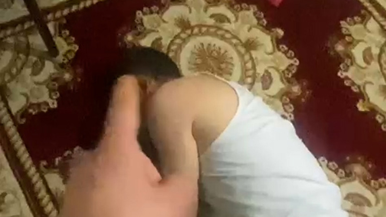 Babasını dövüp görüntüleri amcasına gönderdi, tutuklandı