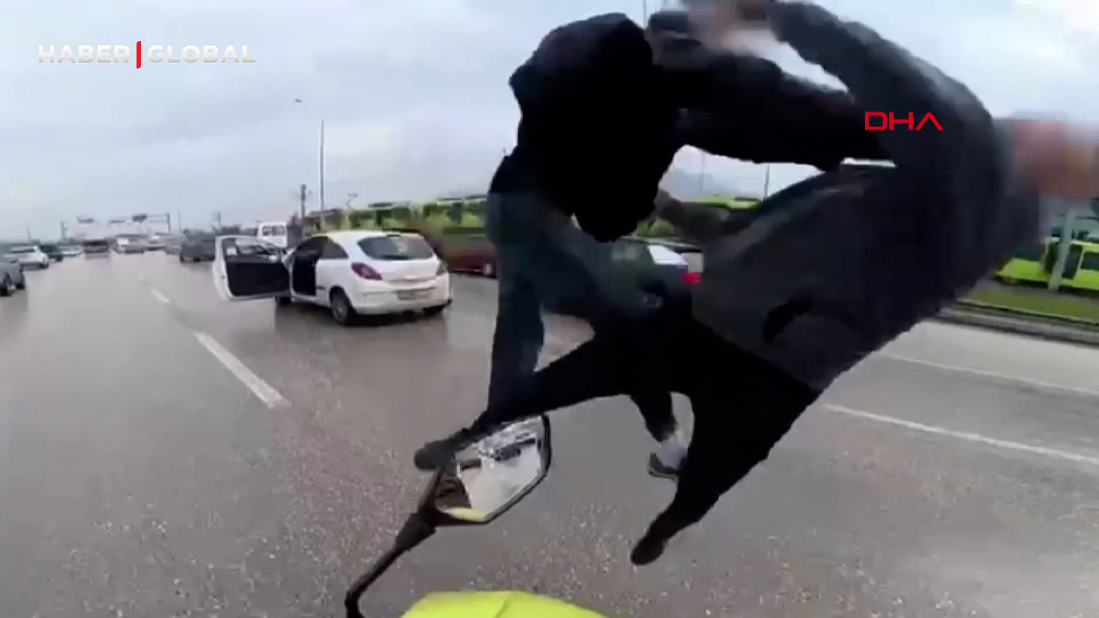 Bursa'da sürücüler uçarak birbirine girdi! Tekmeler havada uçuştu