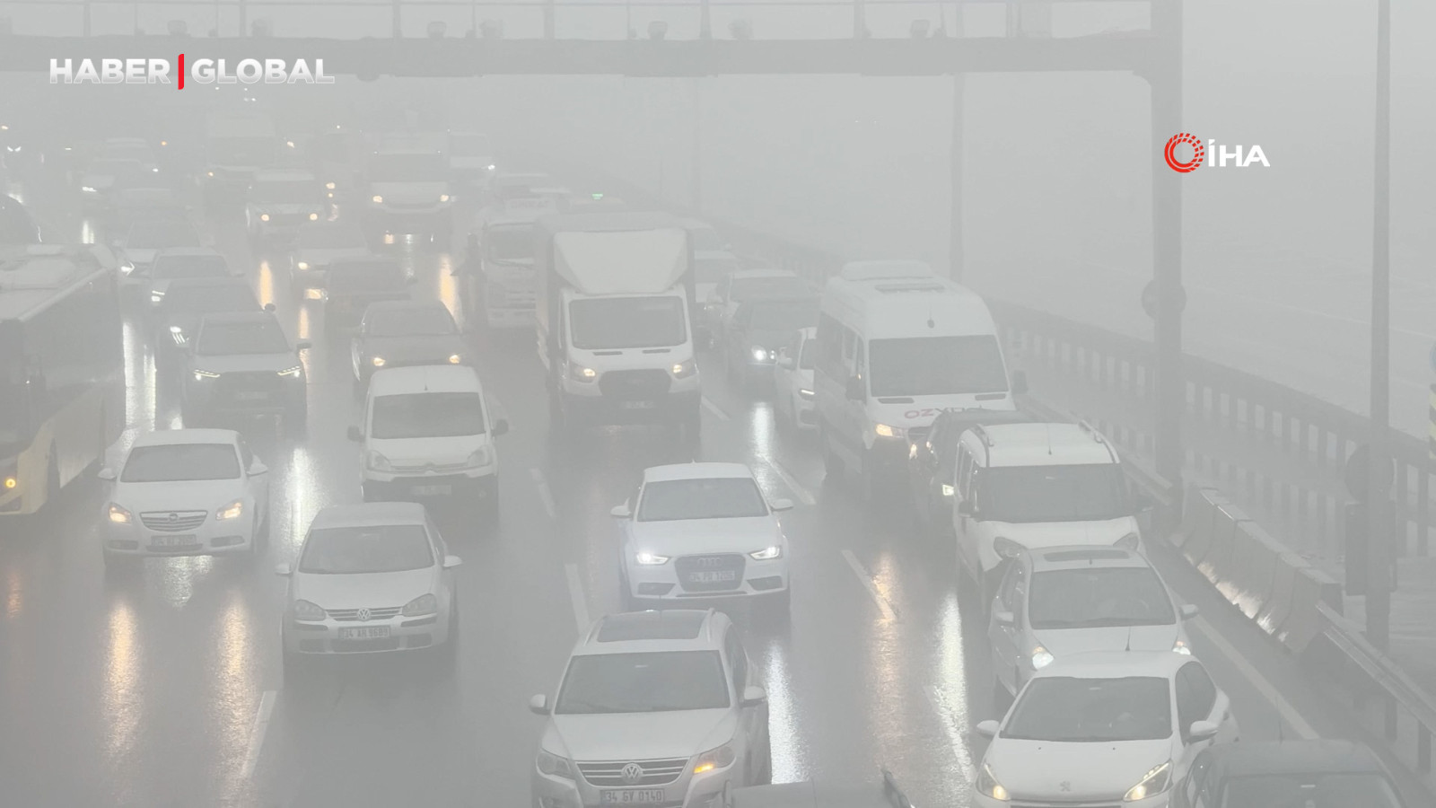 Büyükçekmece'de aniden bastıran sis sürücülere ve yayalara zor anlat yaşattı