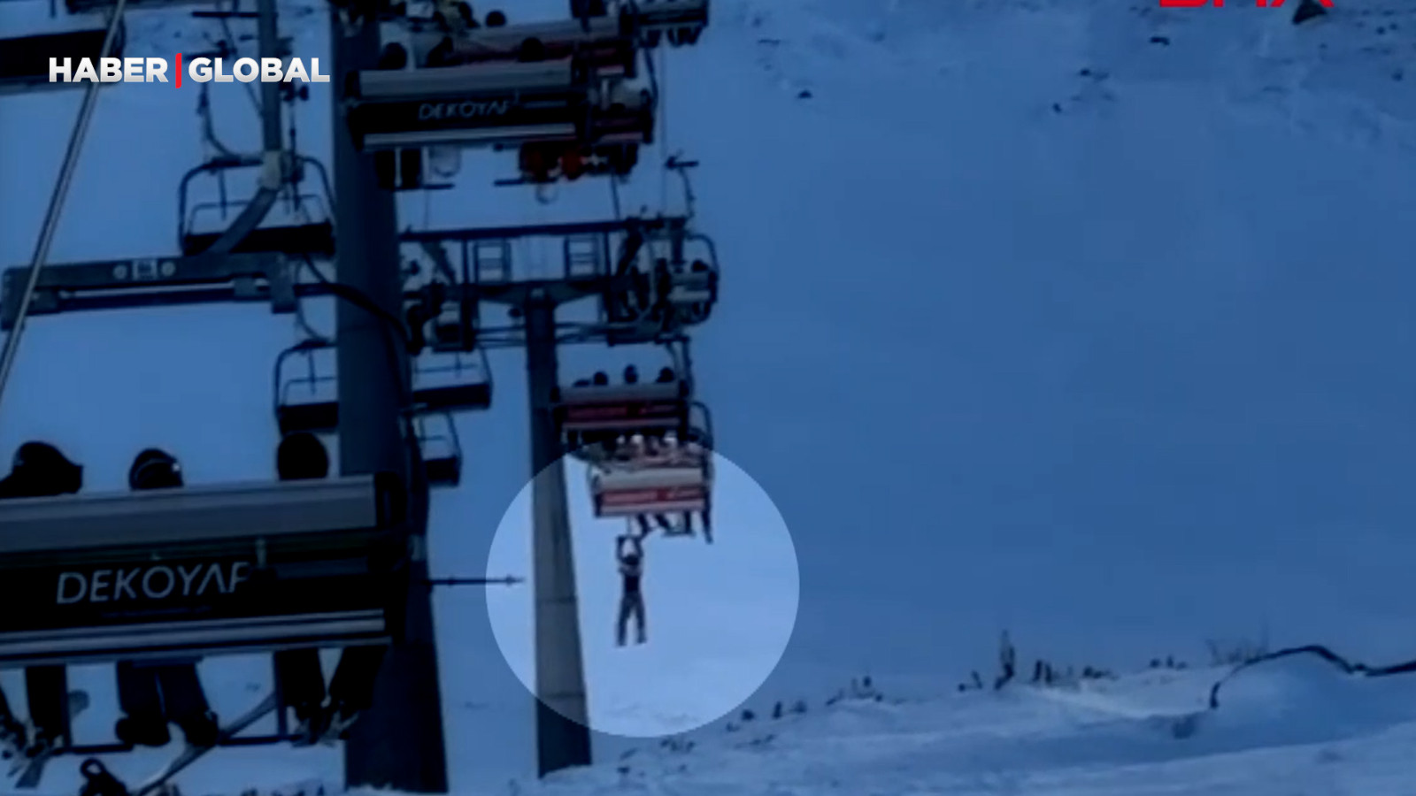 Düşen snowboardını almak için atlamaya çalıştığı telesiyejde asılı kaldı; o anlar kamerada