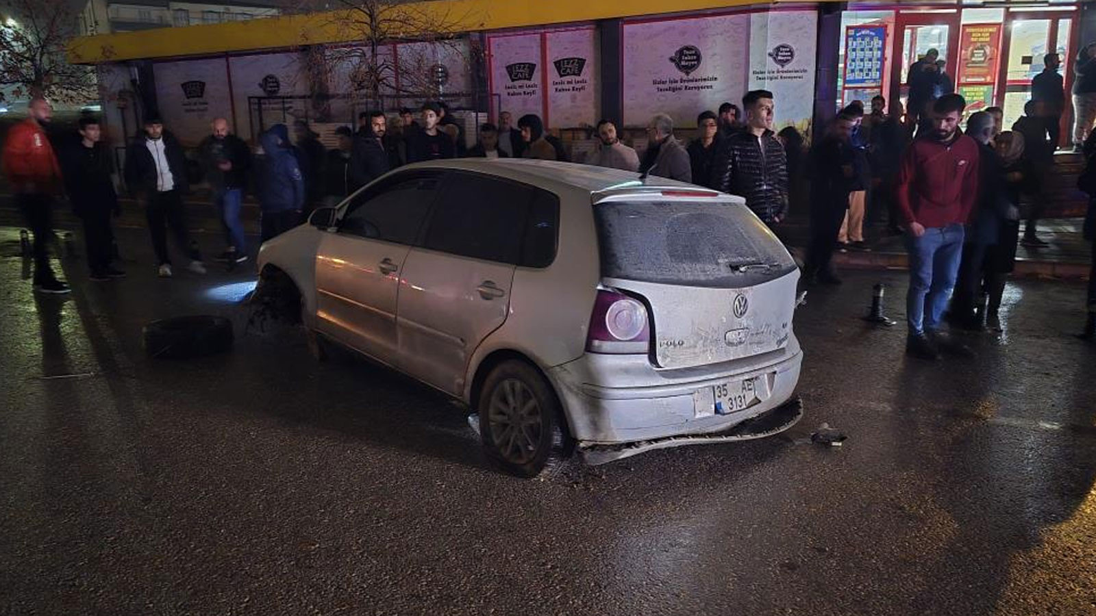Gaziantep'te yağış sonrası çöken yol kazaya neden oldu