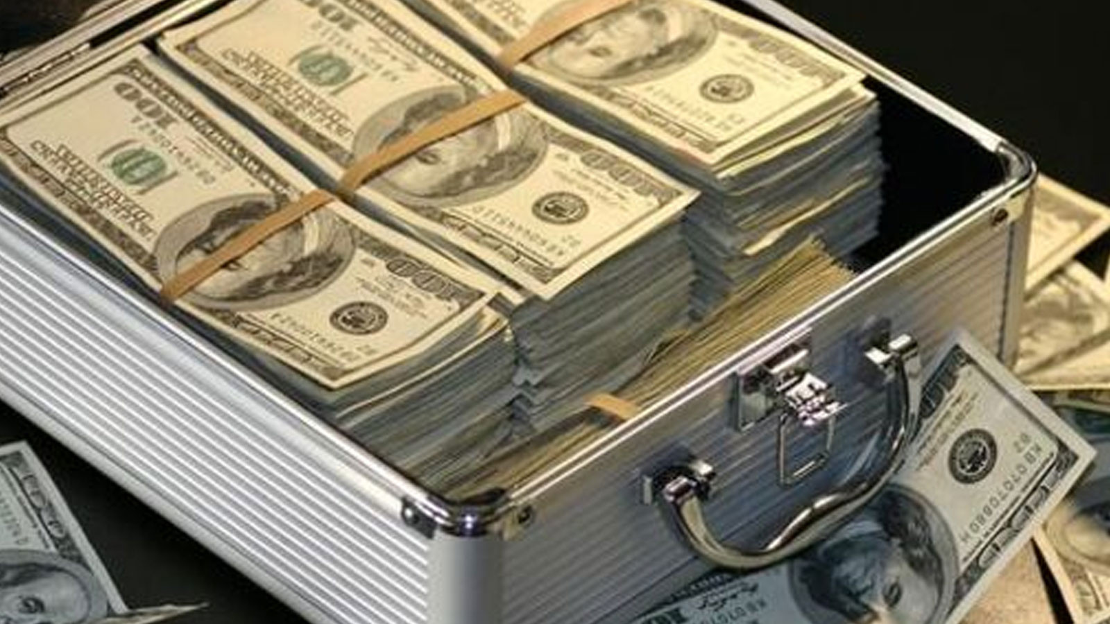 Sokak ortasında içinde 2,7 milyon dolar civarında para olan çantalar çalındı