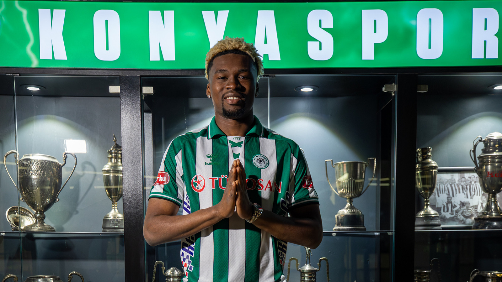 Konyaspor, PSV'den Adamo Nagalo'yu transfer etti
