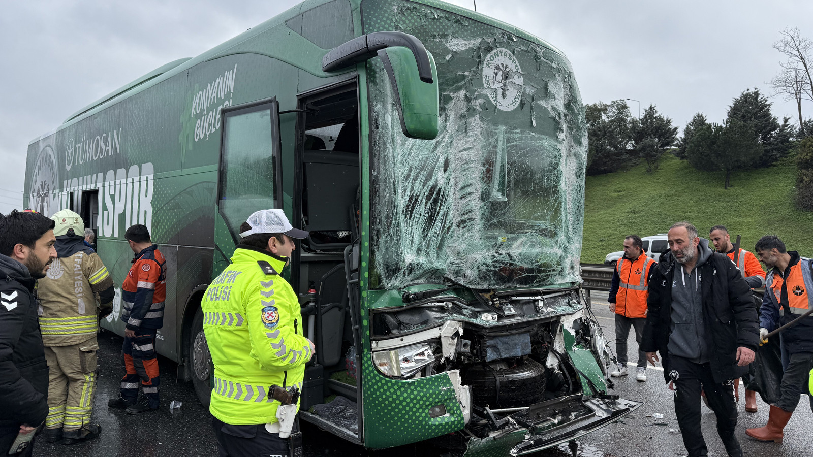 Konyaspor takım otobüsü İstanbul'da tır ile çarpıştı: Yaralılar var