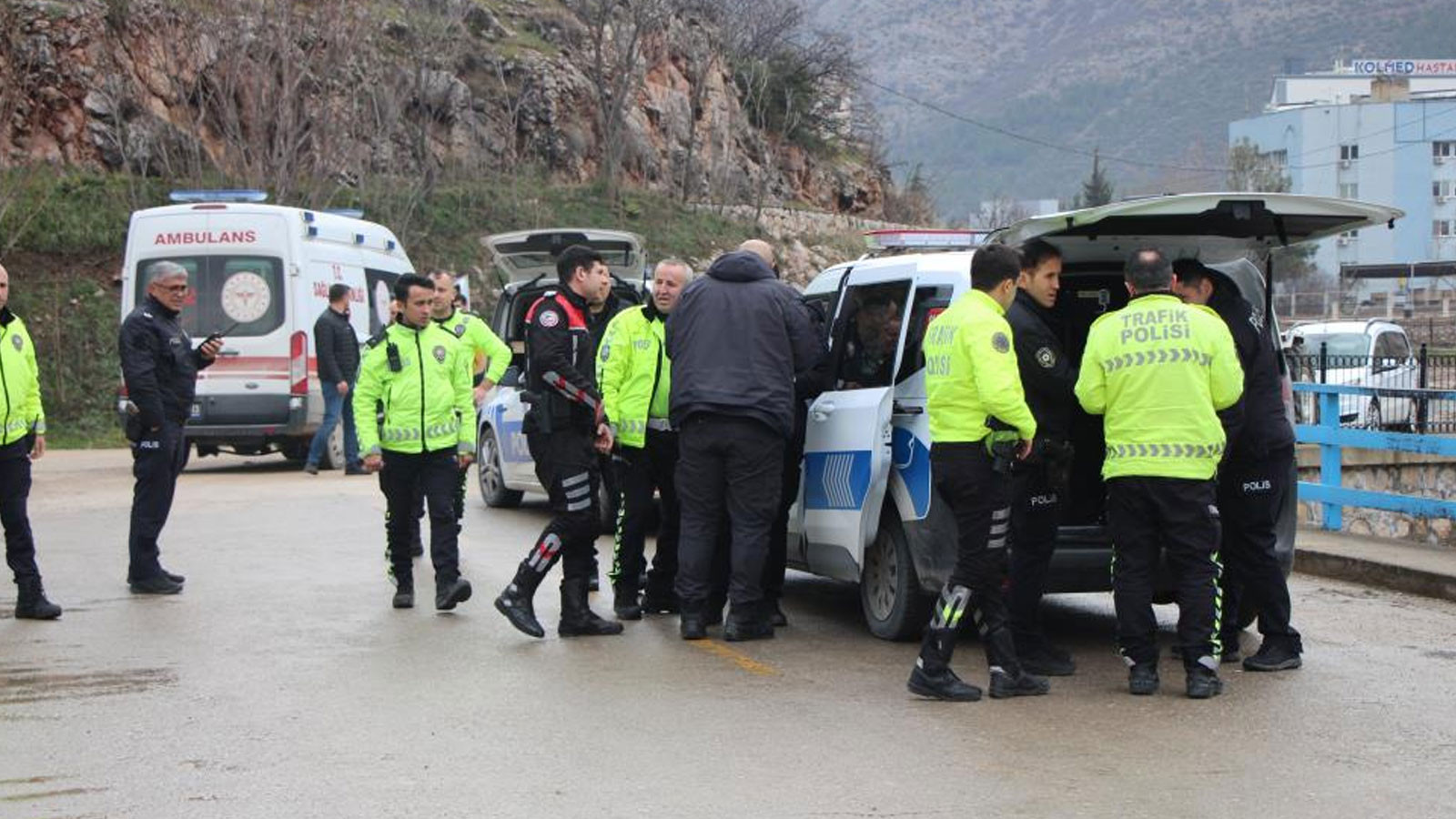Amasya’da filmleri aratmayan olay: Polisin ‘dur’ ihtarına uymayan 16 yaşındaki çocuk önüne çıkan polise çarptı