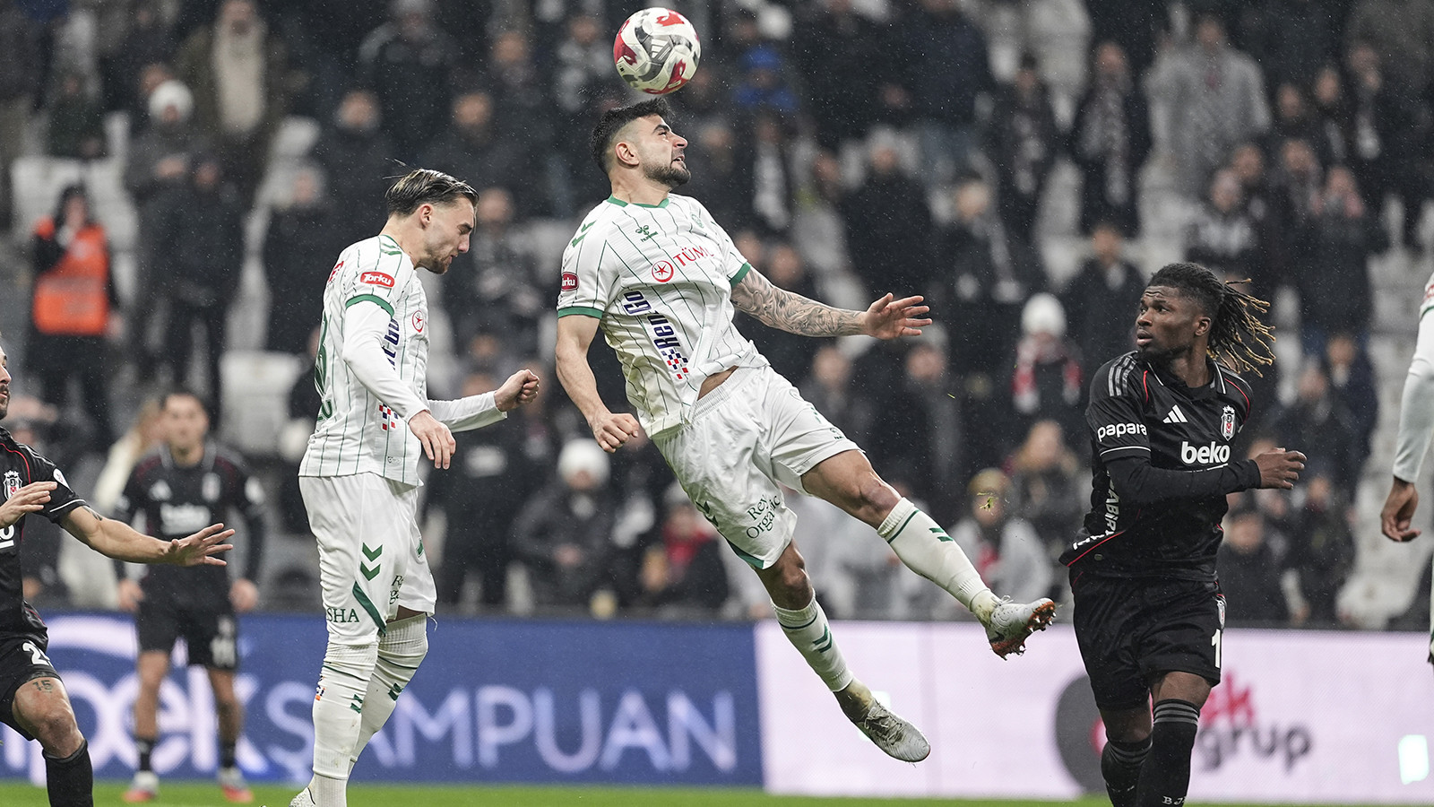 Beşiktaş'ta El Bilal Toure cezalı duruma düştü