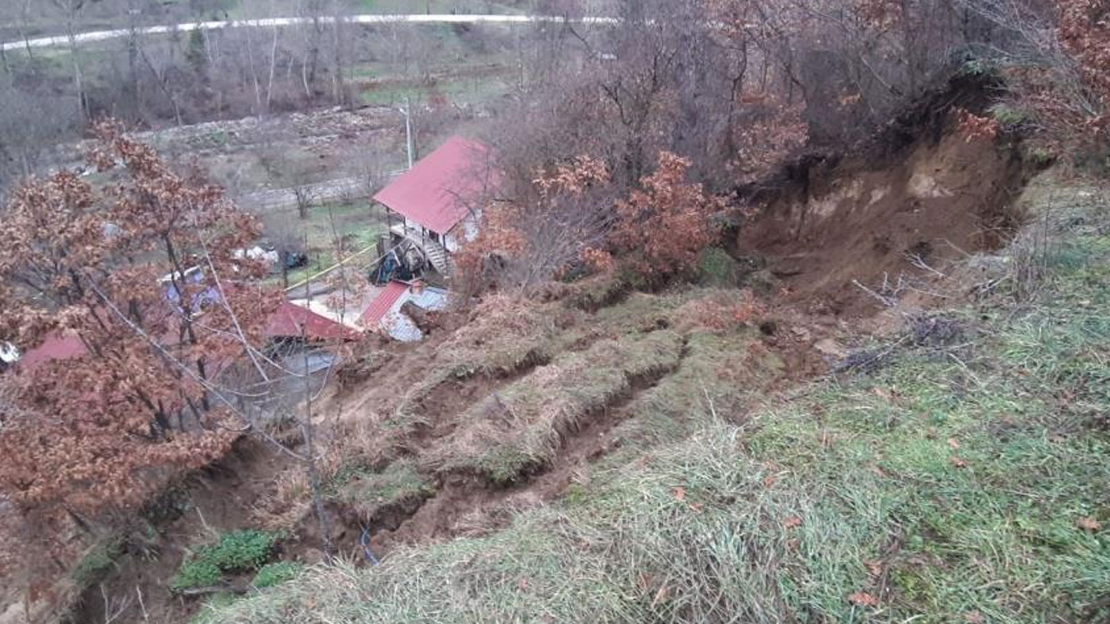 Bolu'da heyelan alarmı! 3 ev boşaltıldı