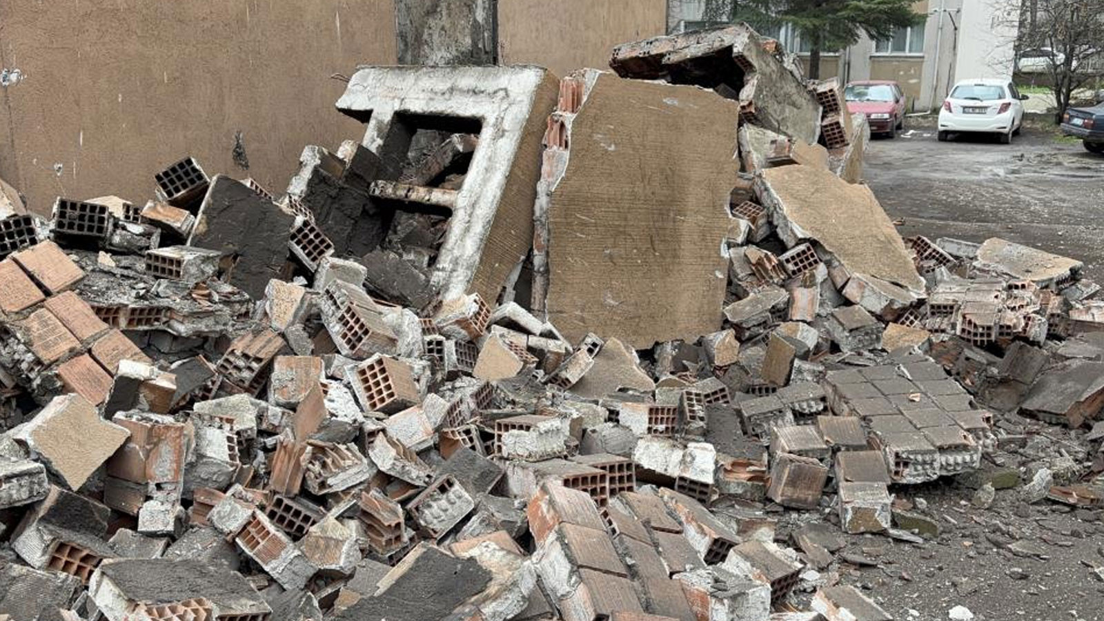 Edirne’de sağanak yağışın ardından apartman bacası çöktü