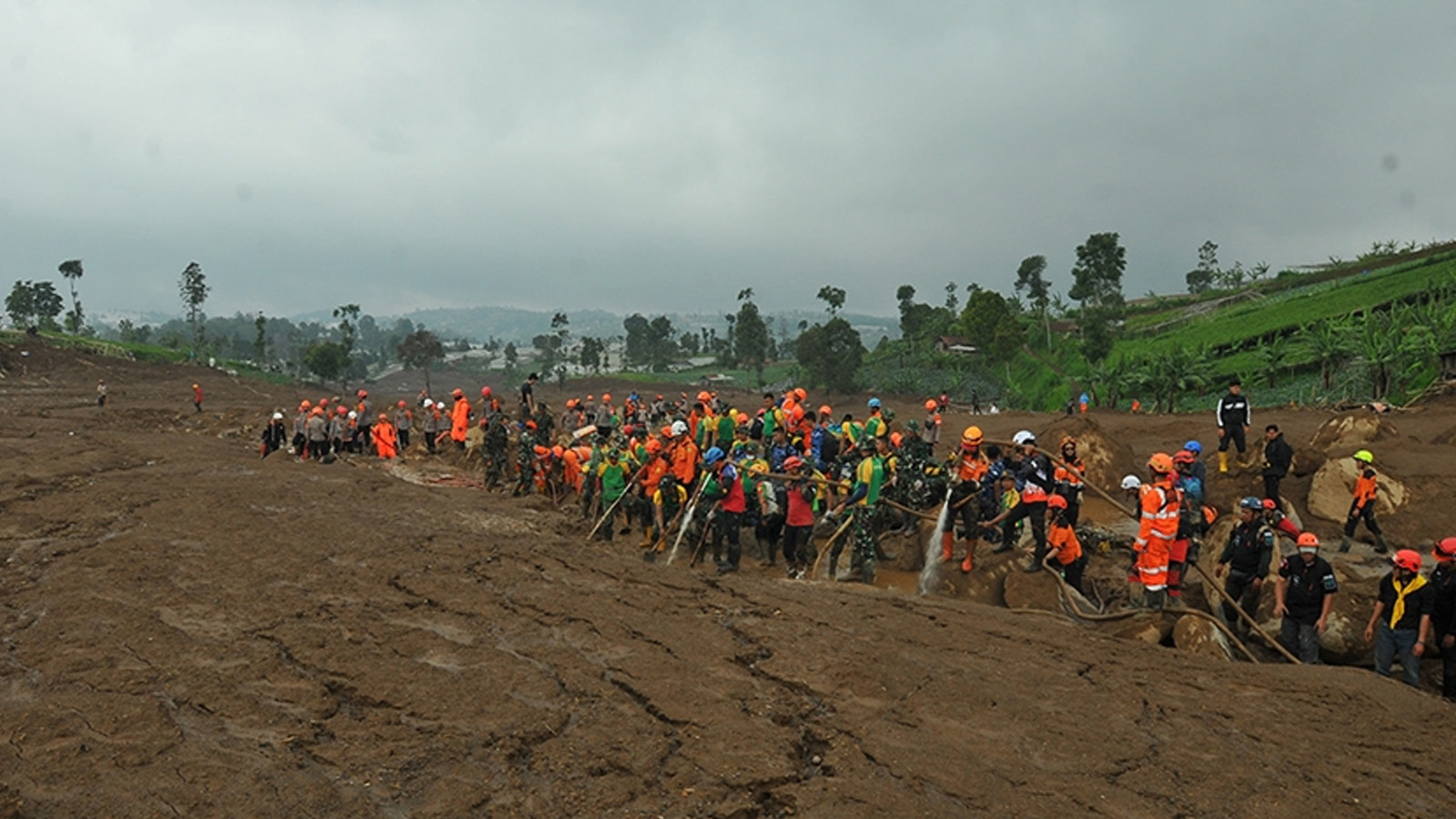 Endonezya’daki toprak kaymasında can kaybı 49’a yükseldi
