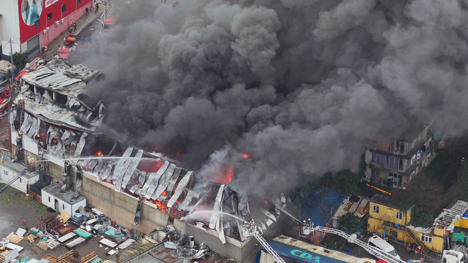İstanbul'da büyük yangın: Alevler işyerini sardı, bir otel tahliye edildi