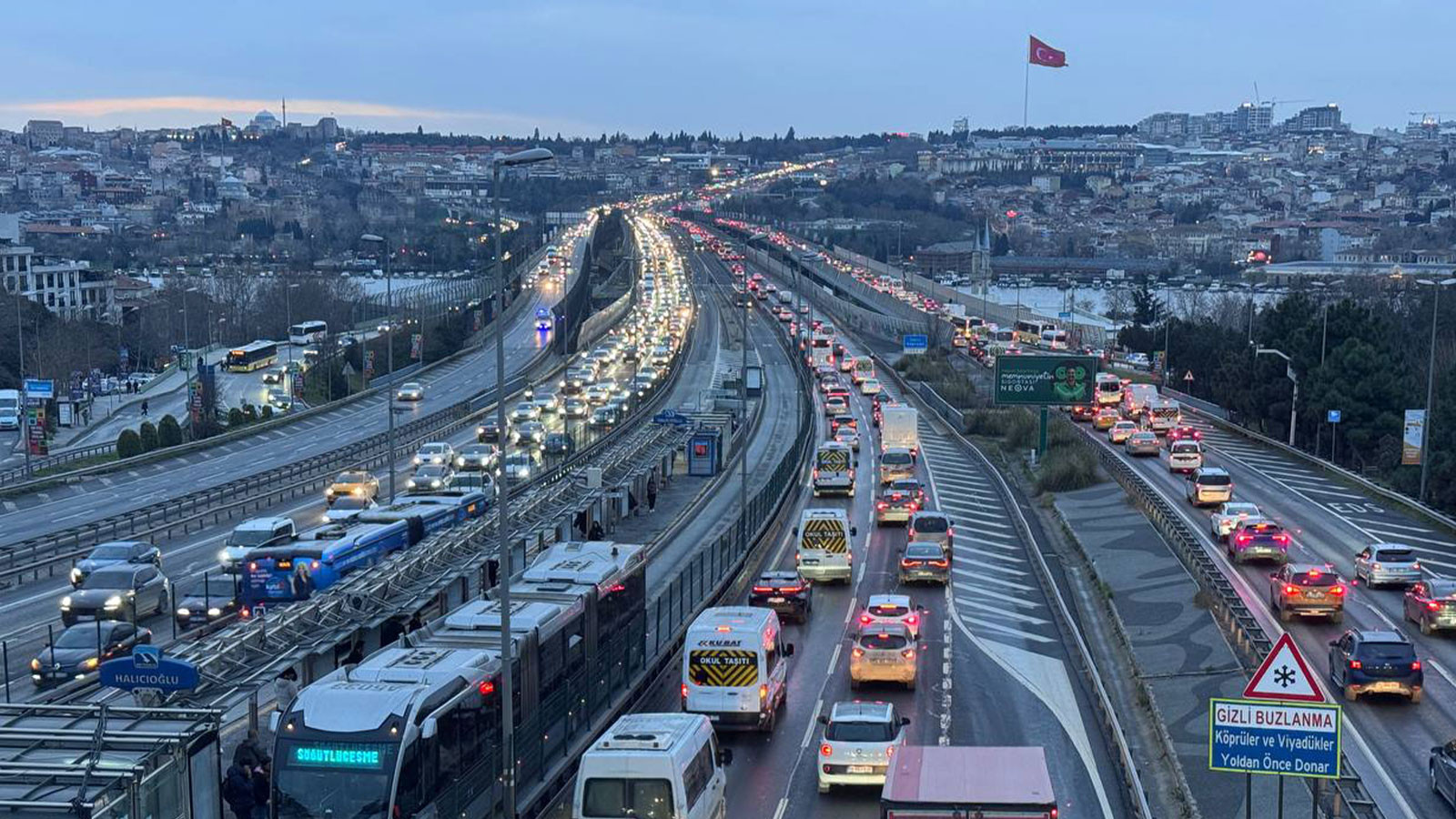 İstanbul'da trafik kilit: Yoğunluk yüzde 80'e çıktı