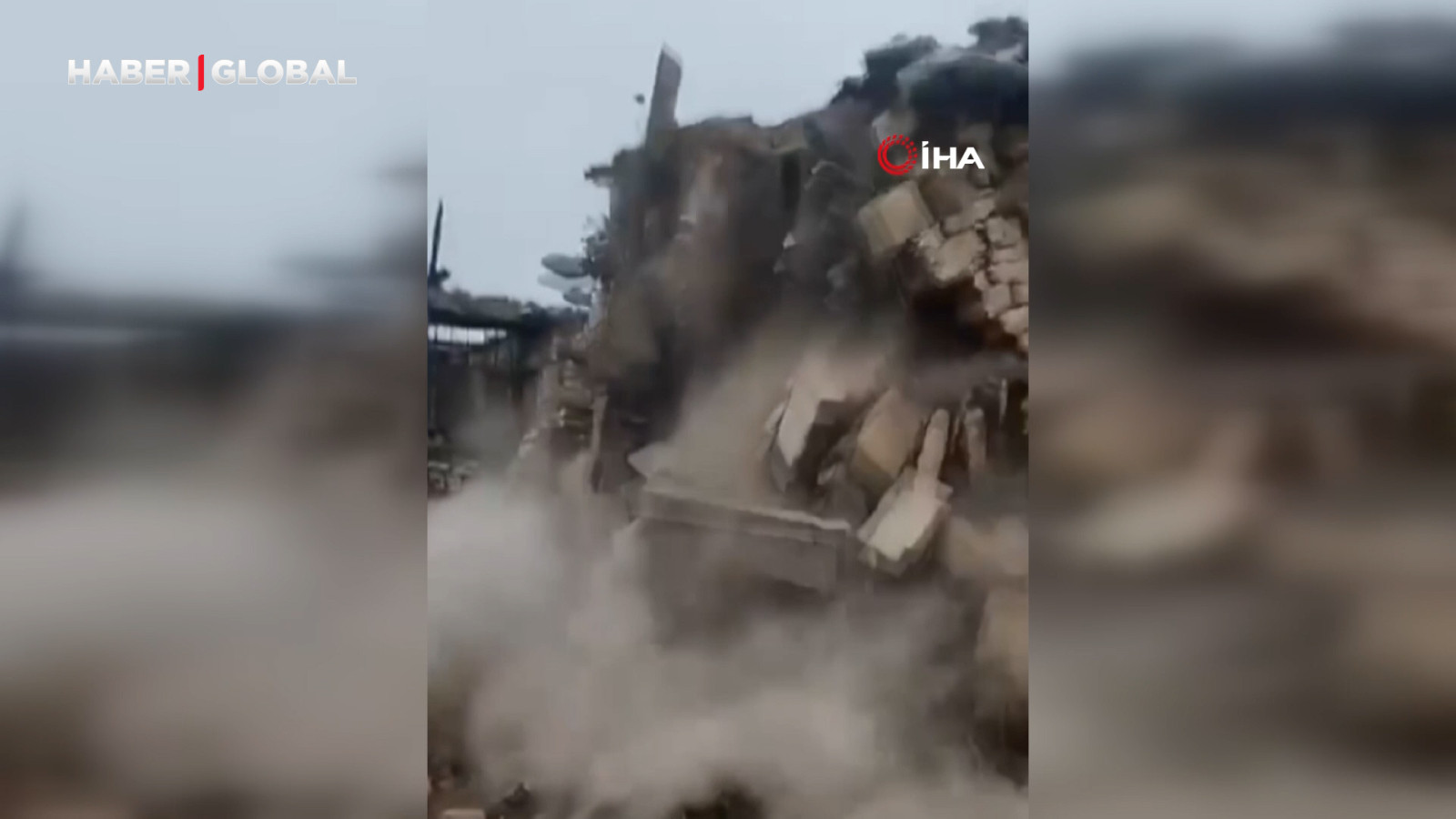 Komşusu 'adam öldü evi de yıkıldı' dediği esnada evin bir kısmı daha çöktü