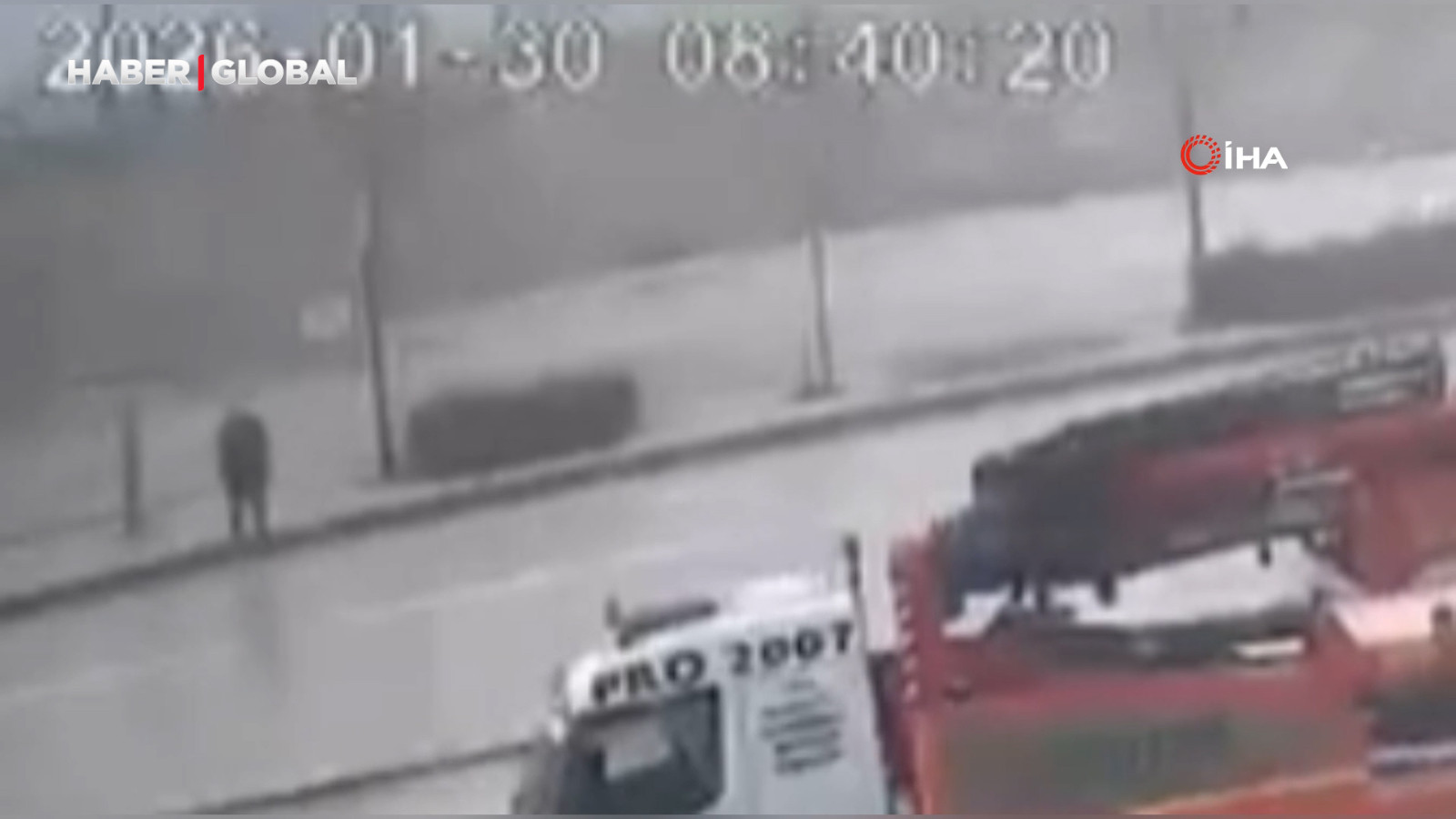 Kontrolden çıkan servis dehşet saçtı! Ölümden saniyelerle kurtuluş anları kameraya yansıdı