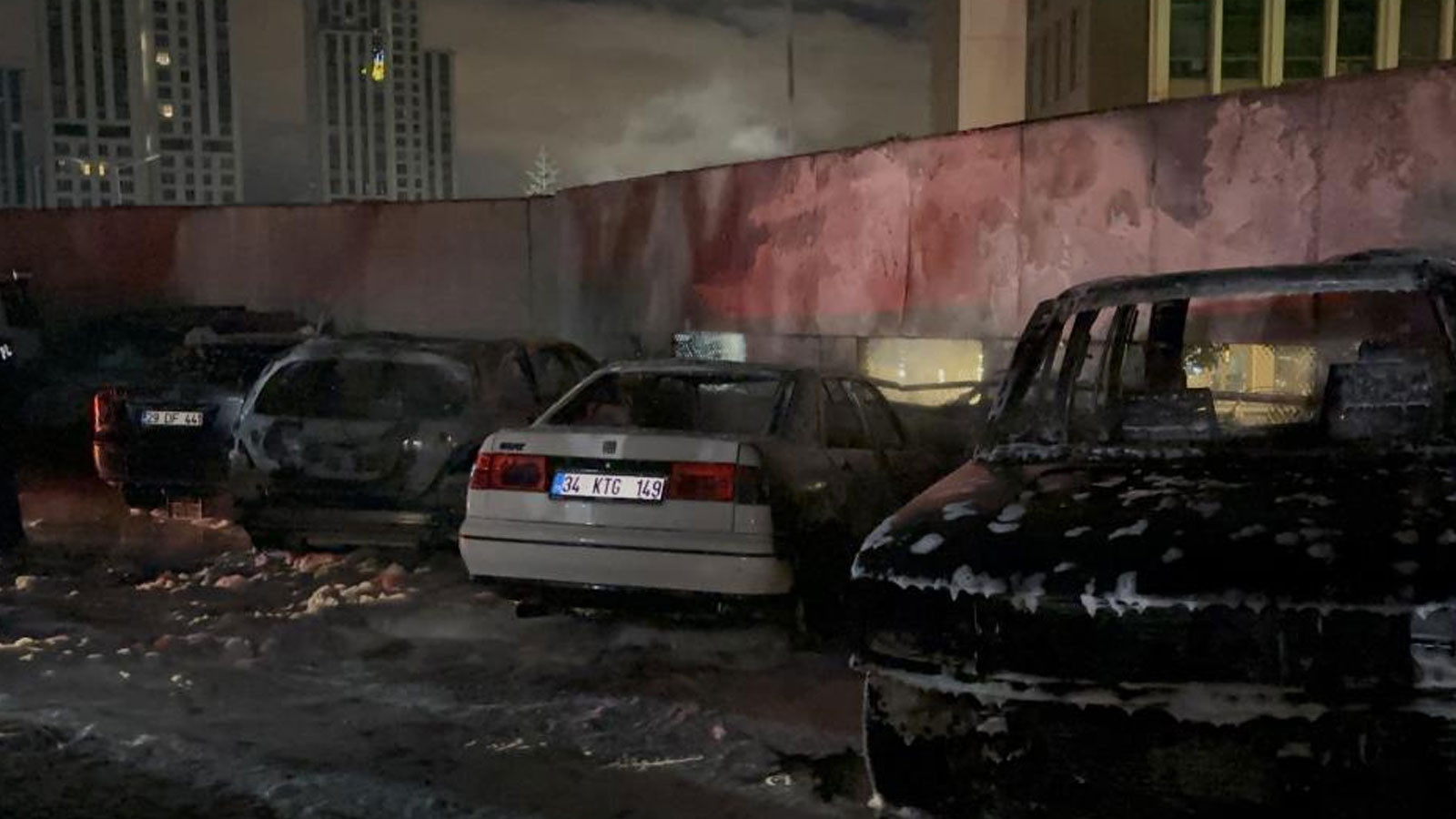 Sarıyer'de sanayi sitesinde çıkan yangında 5 otomobil yandı