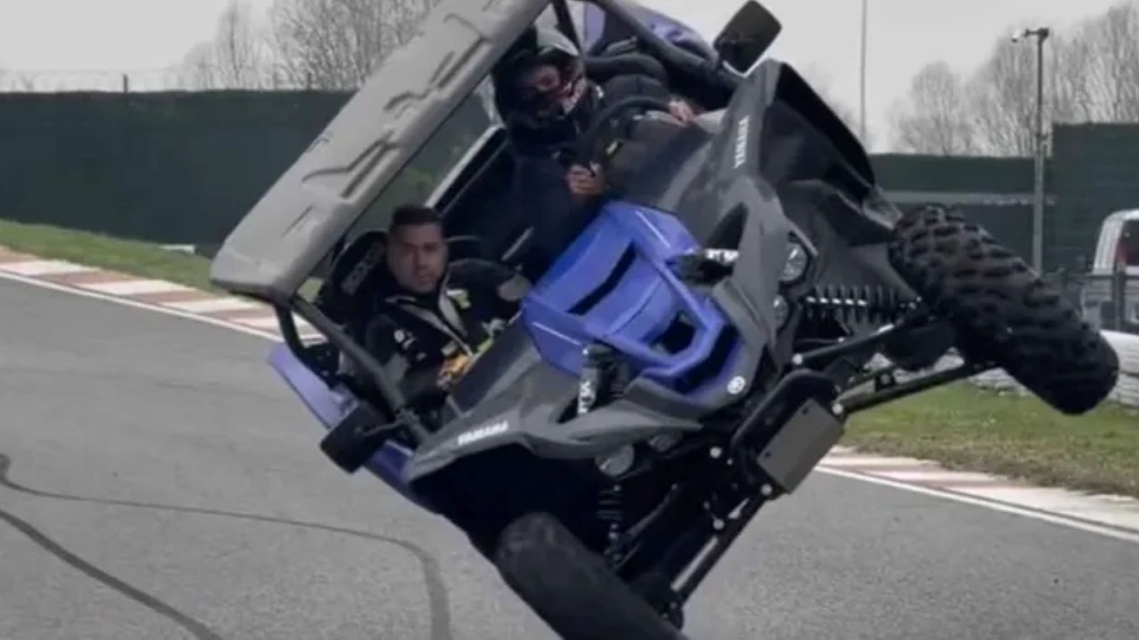 Toprak Razgatlıoğlu off-road aracını iki teker üzerinde sürdü