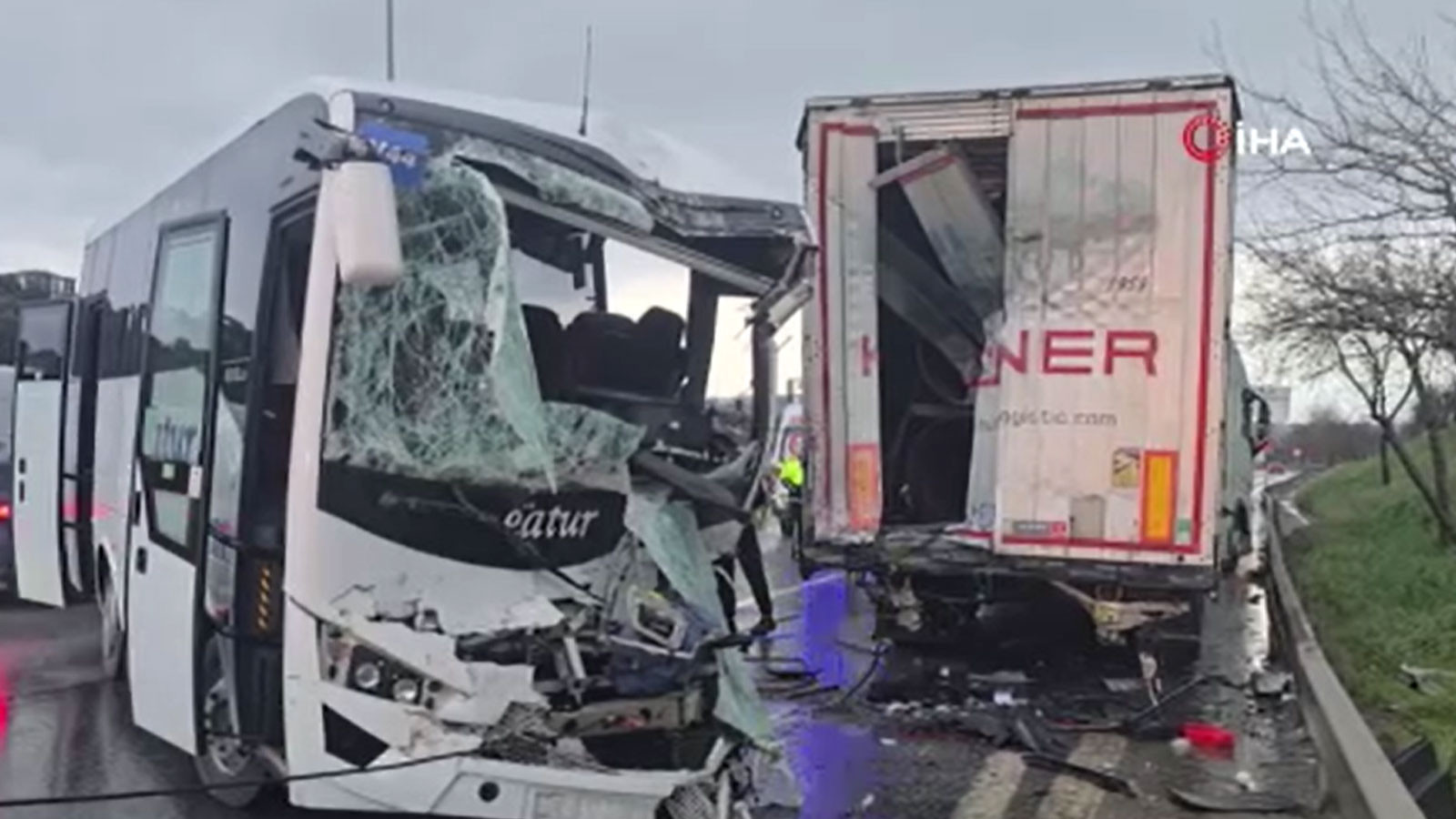 Tuzla'da feci kaza! Servis minibüsü park halindeki tıra çarptı: Çok sayıda yaralı var