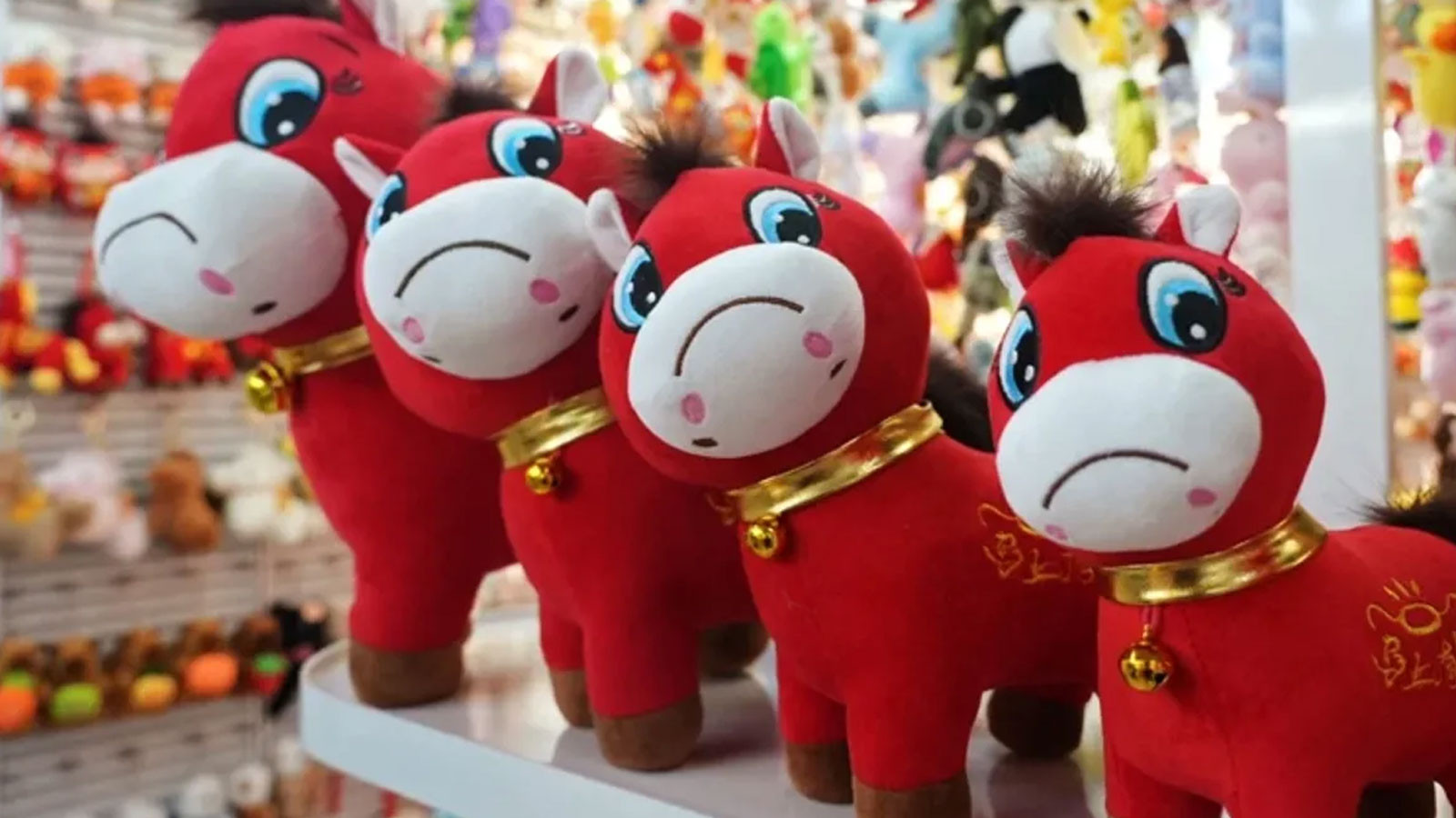 Üretim hatasıydı, fenomen oldu! Labubu'dan sonra yeni gözde "Ağlayan at"