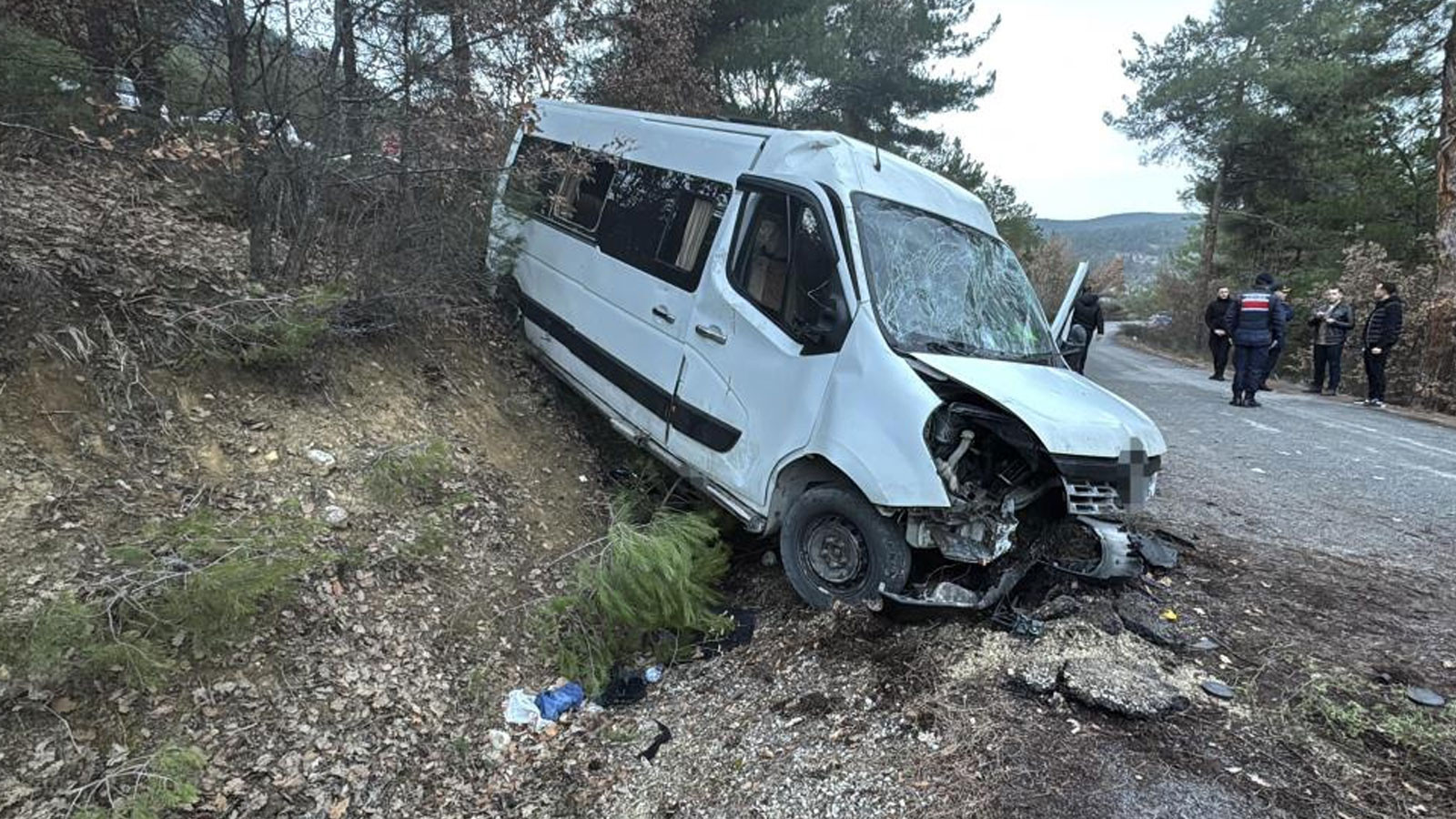 Yabancı uyruklu öğrencileri taşıyan minibüs şarampole uçtu: Çok sayıda yaralı var
