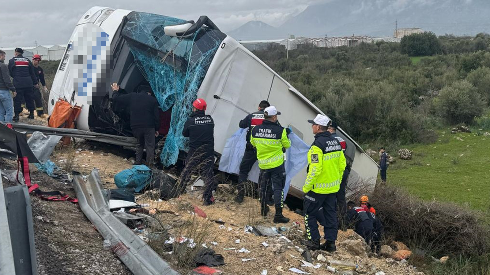 Antalya'da yolcu otobüsü devrildi! 9 kişi hayatını kaybetti