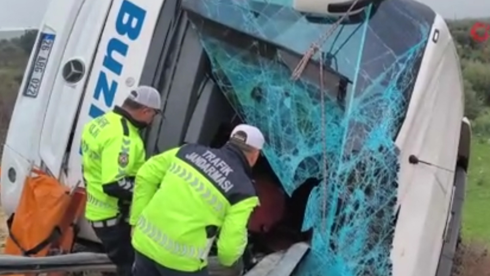 Antalya'da yolcu otobüsü devrildi! Ölü ve yaralılar var