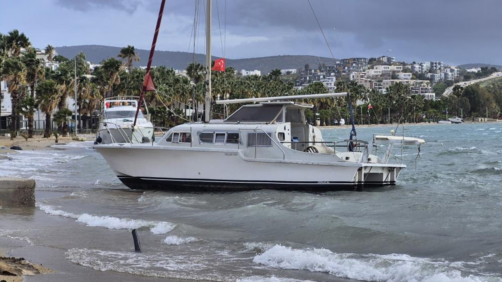 Bodrum'da korku dolu anlar: 8 tekne kıyıya sürüklendi