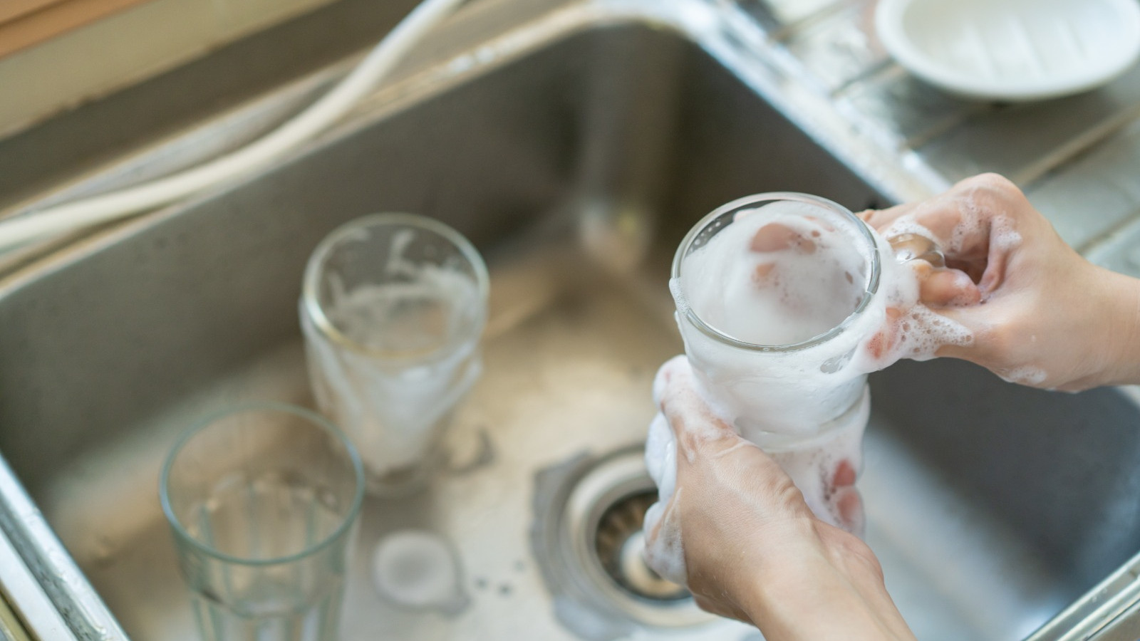 Bardaklarına deterjan sürenler bu yönteme çok şaşıracak!