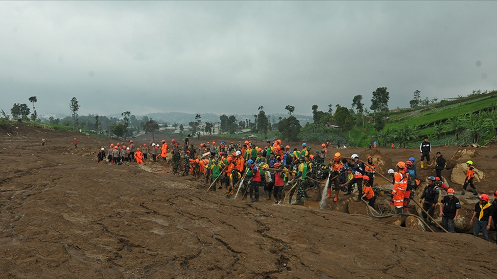 Endonezya felaketi yaşıyor: Toprak kaymasındaki can kaybı 70'e yükseldi