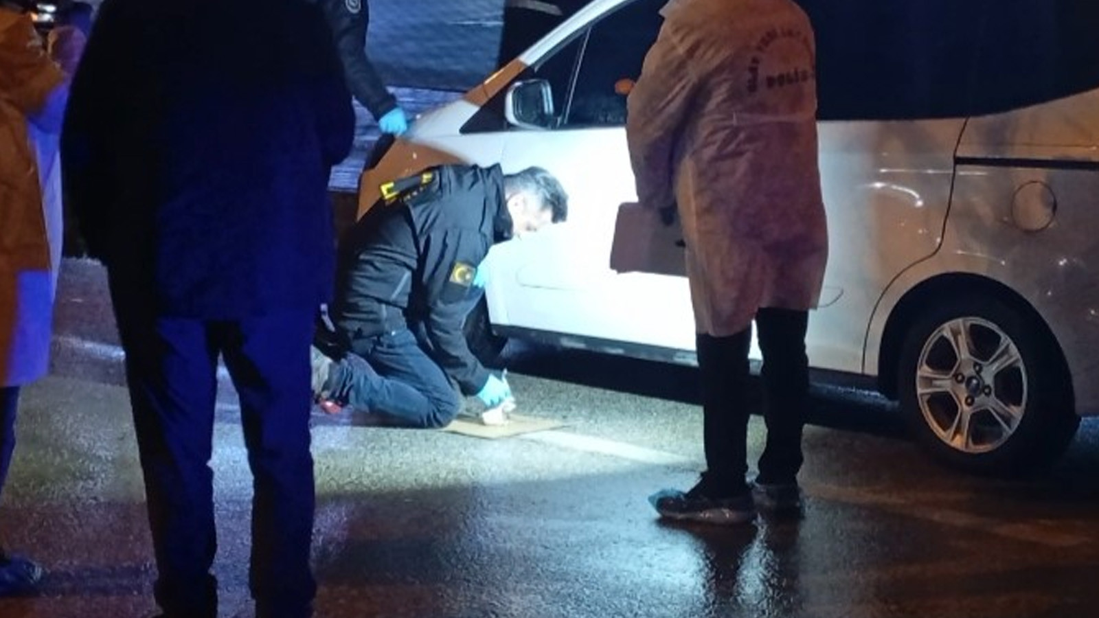 Film gibi operasyon: Polisin 'dur' ihtarına uymayan araçtan el bombası ve tabanca çıktı