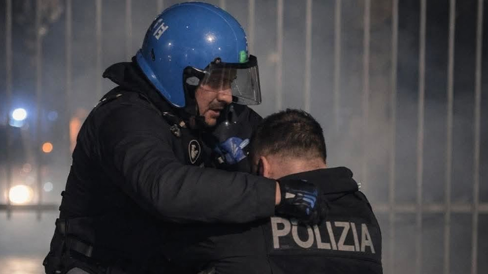 İtalya'da sokaklar savaş alanına döndü: 11 polis yaralı, 10 gözaltı