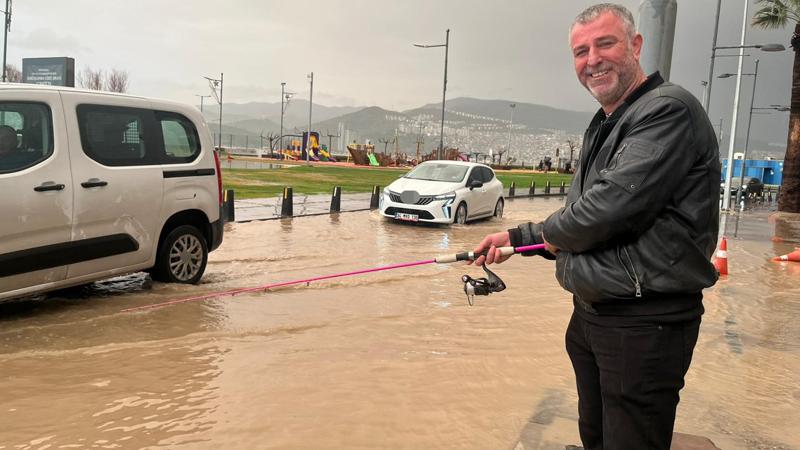 İzmir'de sağanak hayatı felç etti: Kordon göle döndü