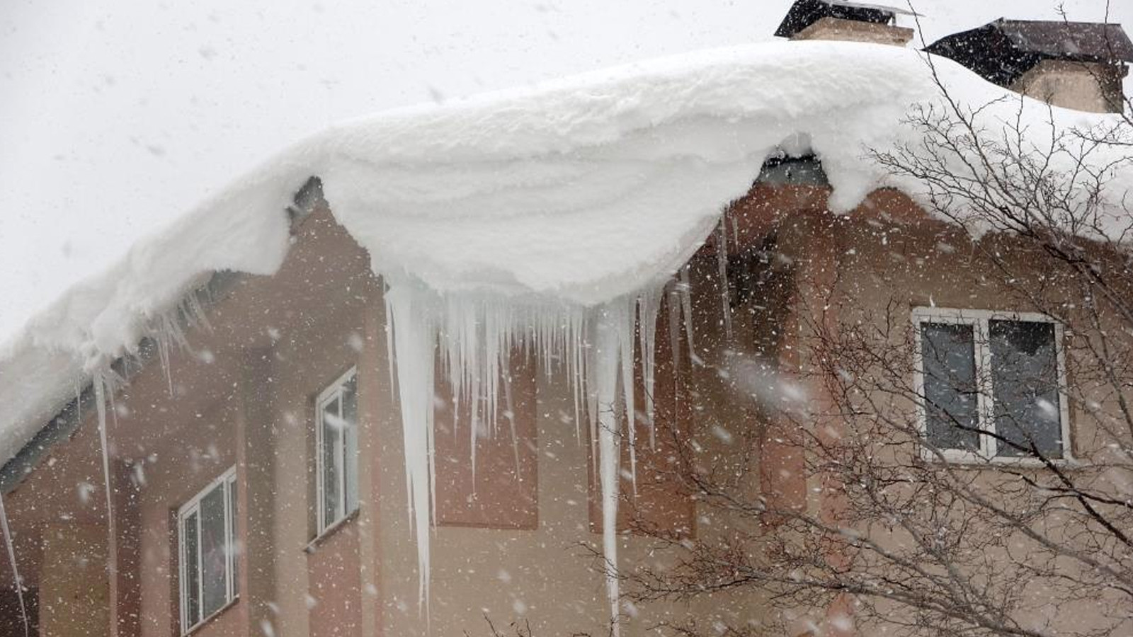 Kar yağışı etkisini artırdı: 100 köy yolu kapandı