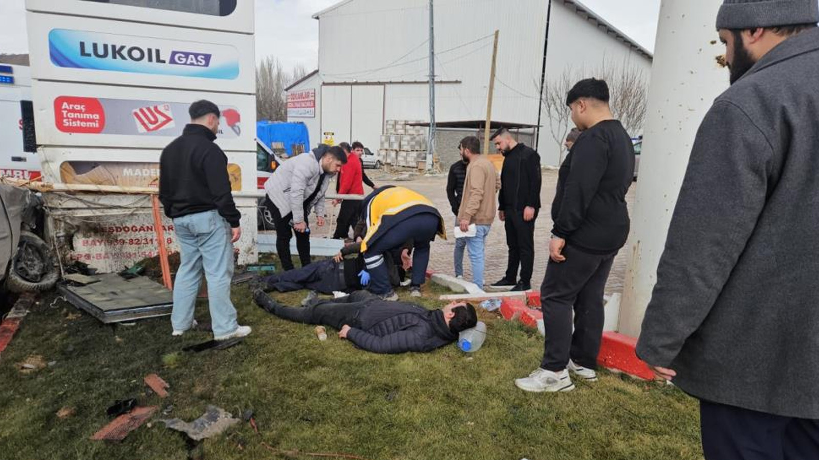 Kontrolden çıkan araç akaryakıt istasyonuna daldı: Yaralılar var