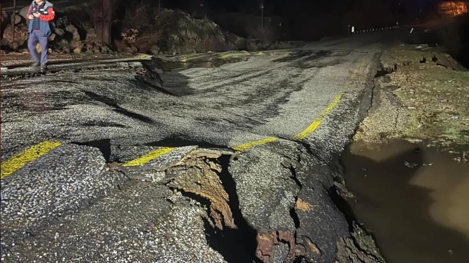 Uşak'ta yoğun yağış sonrası köy yolunda çökme